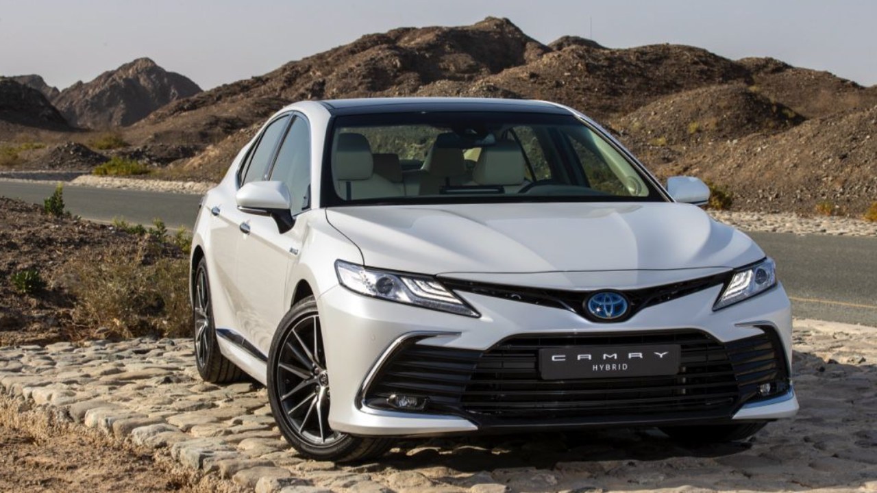 Prices and Specifications for Toyota Camry 2.5 L Hybrid Limited 2023 in